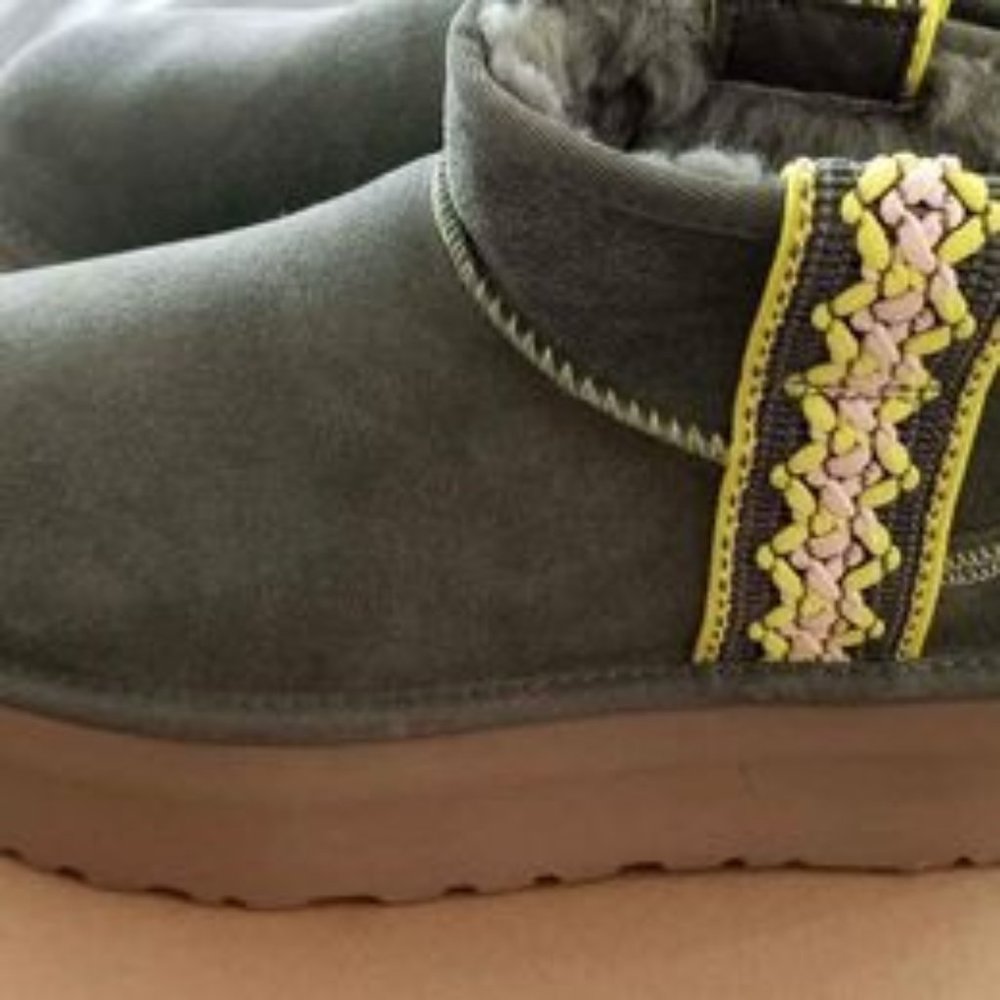 Ugg Classic Ultra mini braid platform boot in burnt olive- size10.